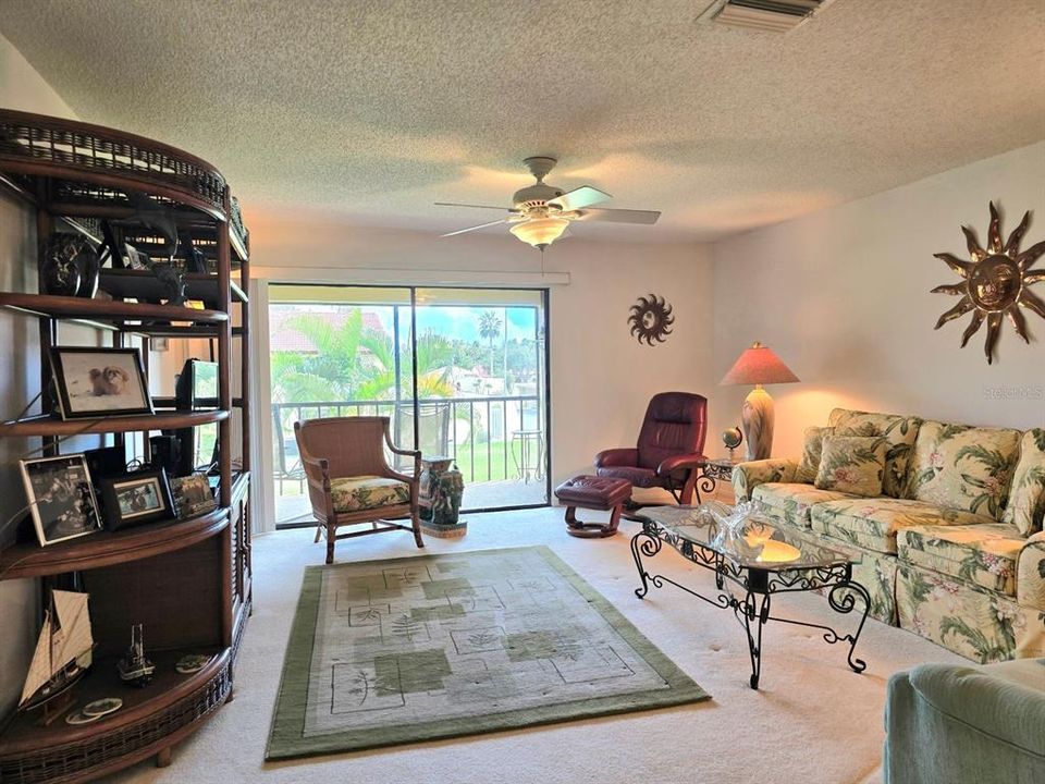 For Sale: $169,900 (2 beds, 2 baths, 1059 Square Feet)