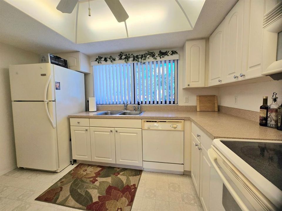 For Sale: $169,900 (2 beds, 2 baths, 1059 Square Feet)