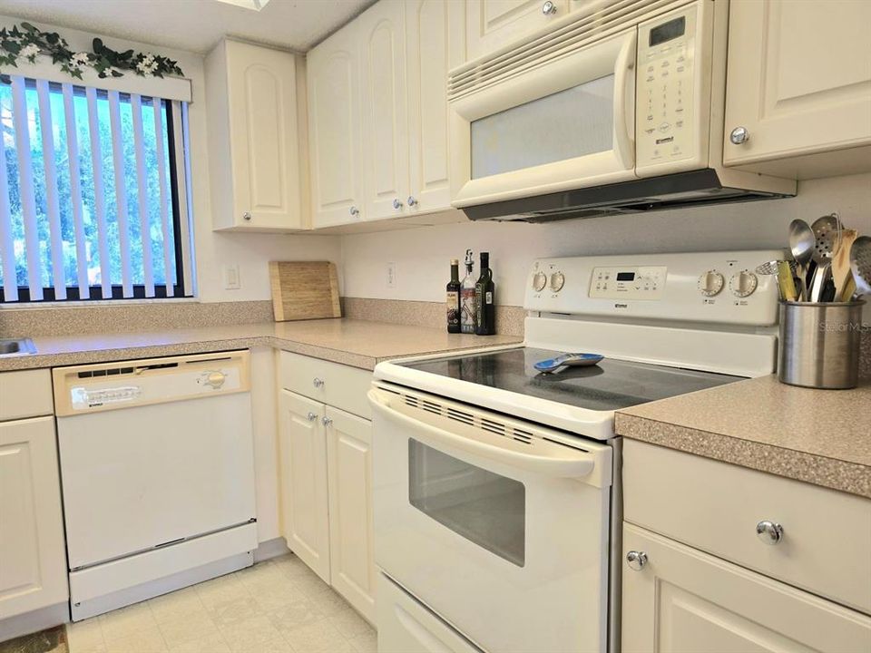 For Sale: $169,900 (2 beds, 2 baths, 1059 Square Feet)