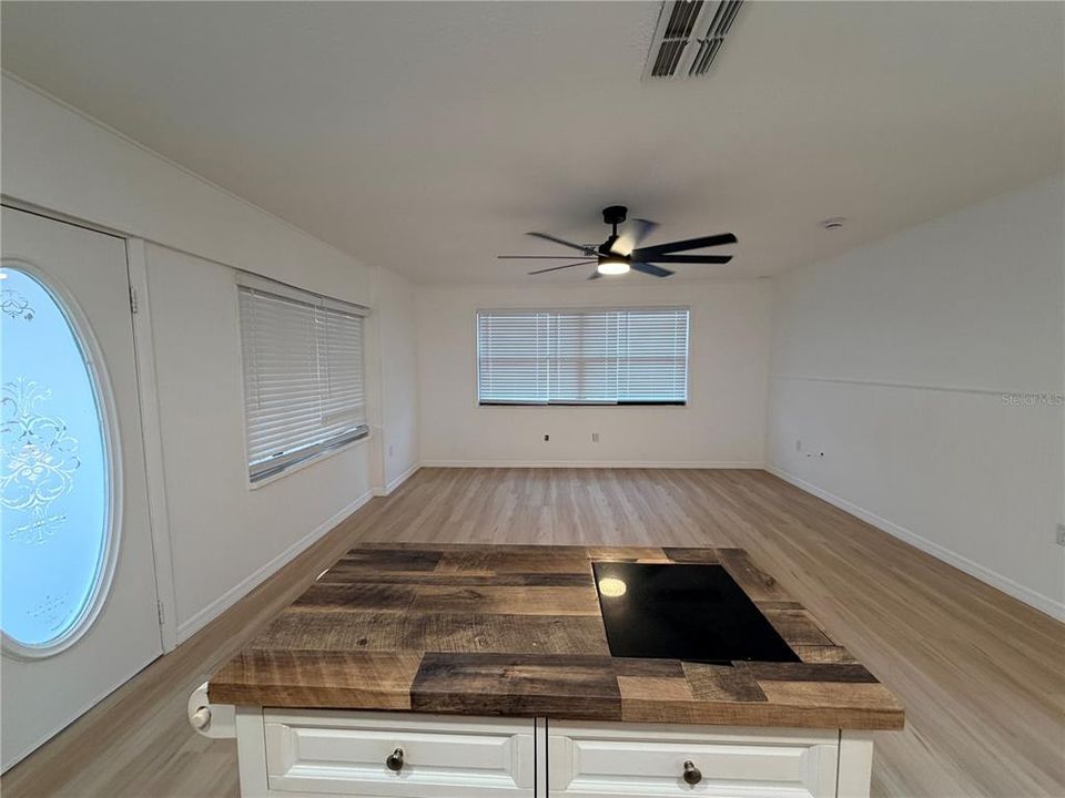 For Rent: $1,450 (1 beds, 1 baths, 752 Square Feet)