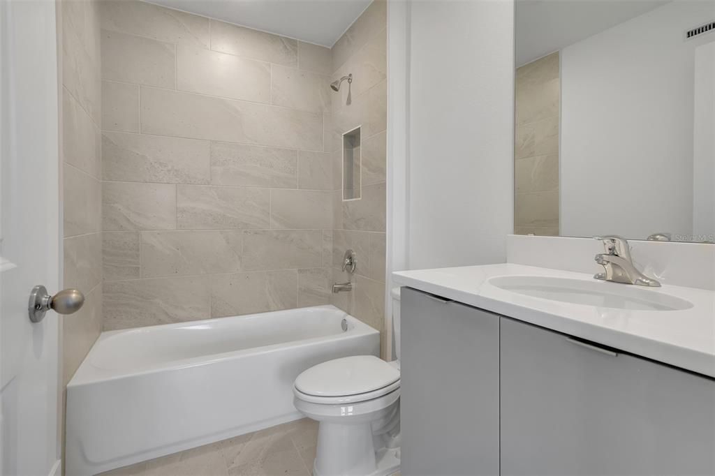 Под контрактом: $3,000 (3 спален, 3 ванн, 2072 Квадратных фут)