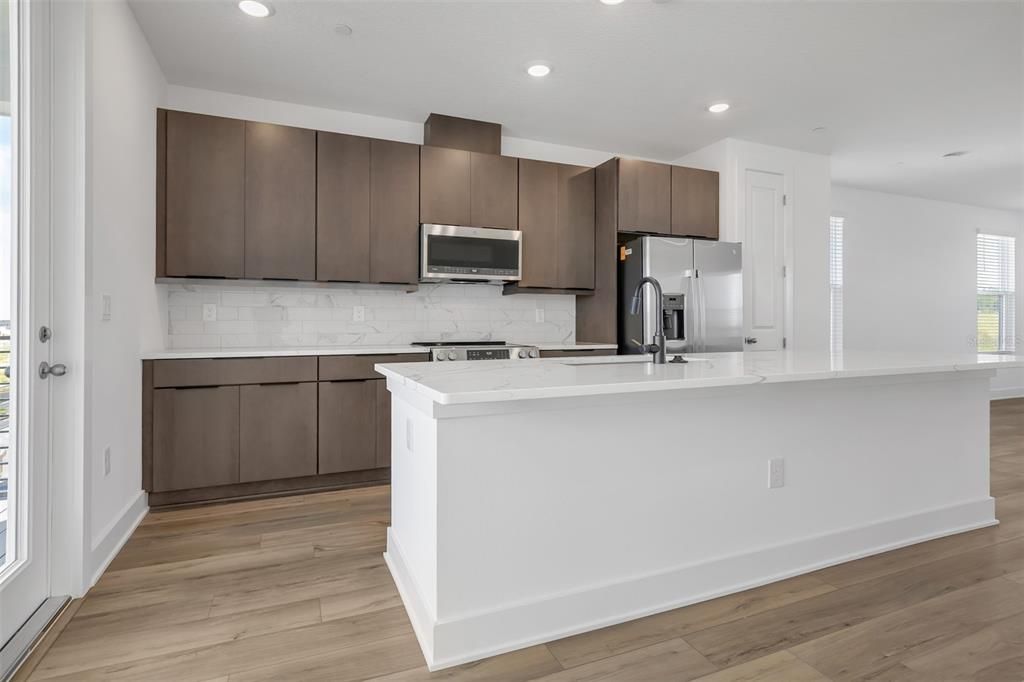 Под контрактом: $3,000 (3 спален, 3 ванн, 2072 Квадратных фут)