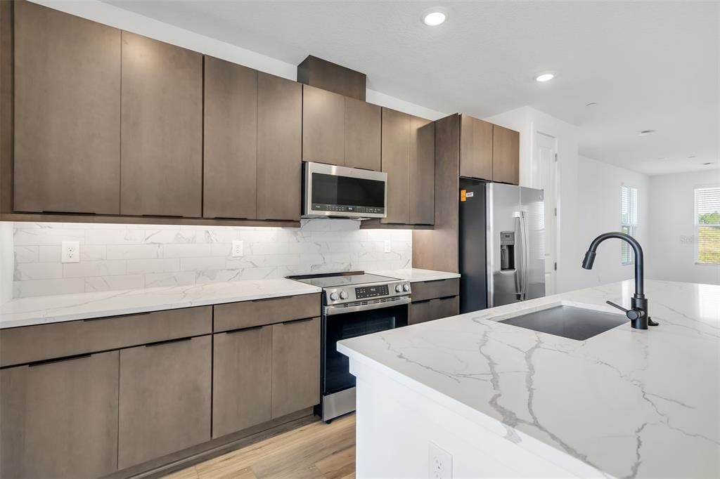 Под контрактом: $3,000 (3 спален, 3 ванн, 2072 Квадратных фут)