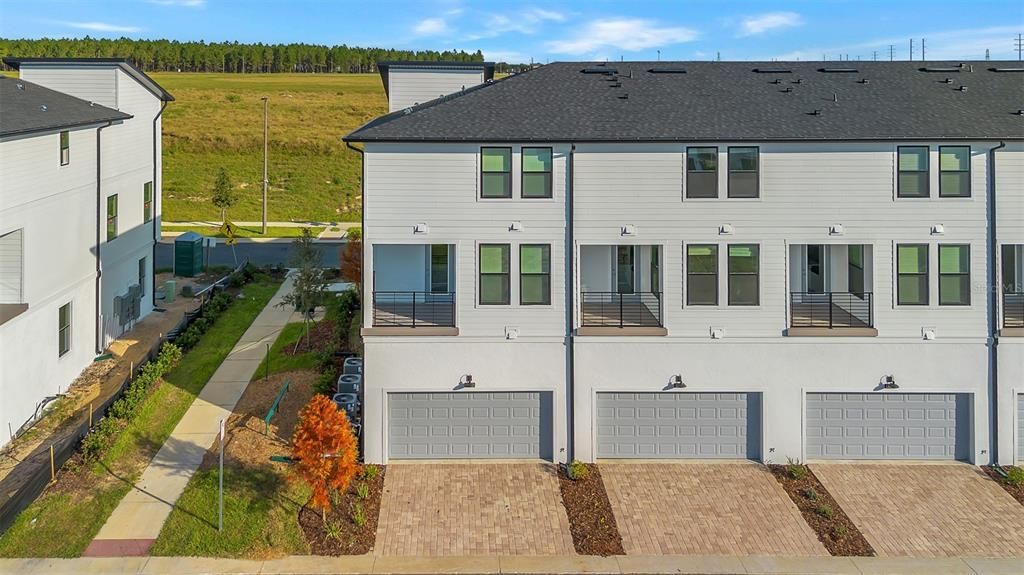 Под контрактом: $3,000 (3 спален, 3 ванн, 2072 Квадратных фут)