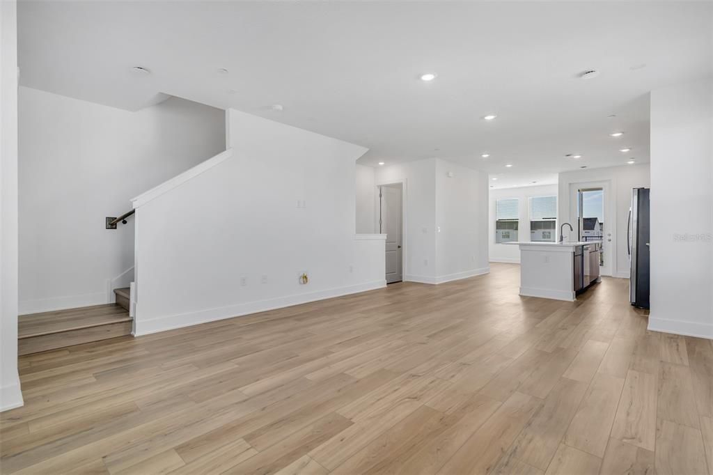 Под контрактом: $3,000 (3 спален, 3 ванн, 2072 Квадратных фут)