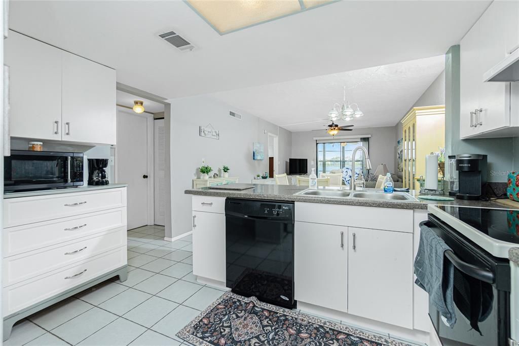 For Sale: $165,000 (2 beds, 2 baths, 886 Square Feet)