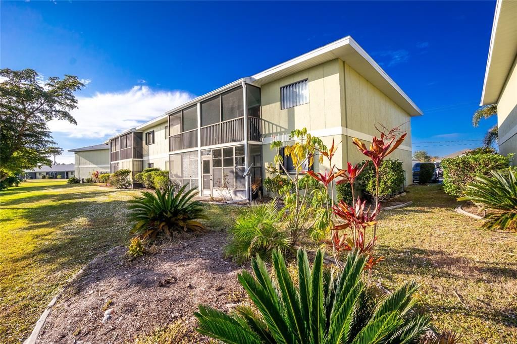 For Sale: $165,000 (2 beds, 2 baths, 886 Square Feet)