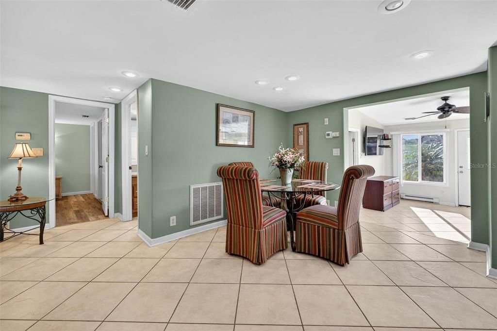 Activo con contrato: $345,000 (2 camas, 2 baños, 1340 Pies cuadrados)