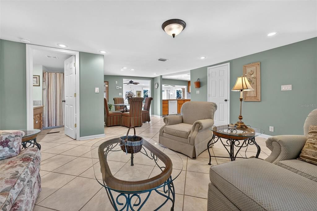 Activo con contrato: $345,000 (2 camas, 2 baños, 1340 Pies cuadrados)