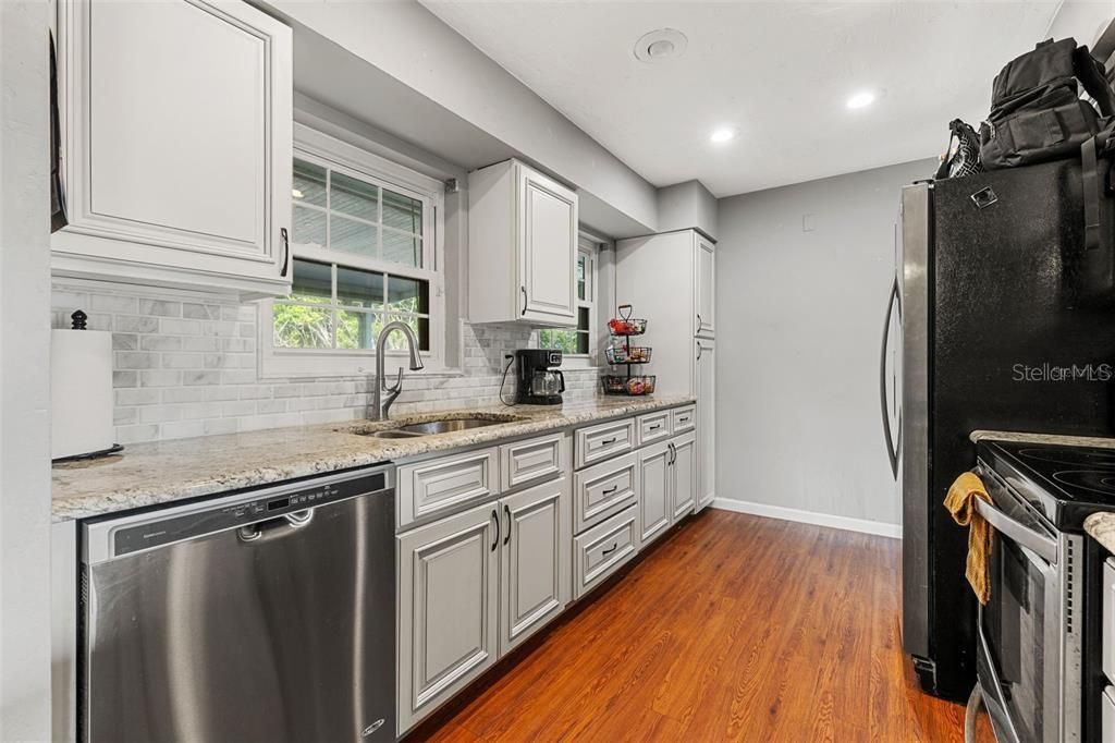 For Sale: $359,900 (2 beds, 2 baths, 1075 Square Feet)