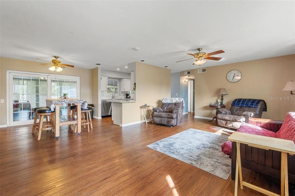 For Sale: $359,900 (2 beds, 2 baths, 1075 Square Feet)