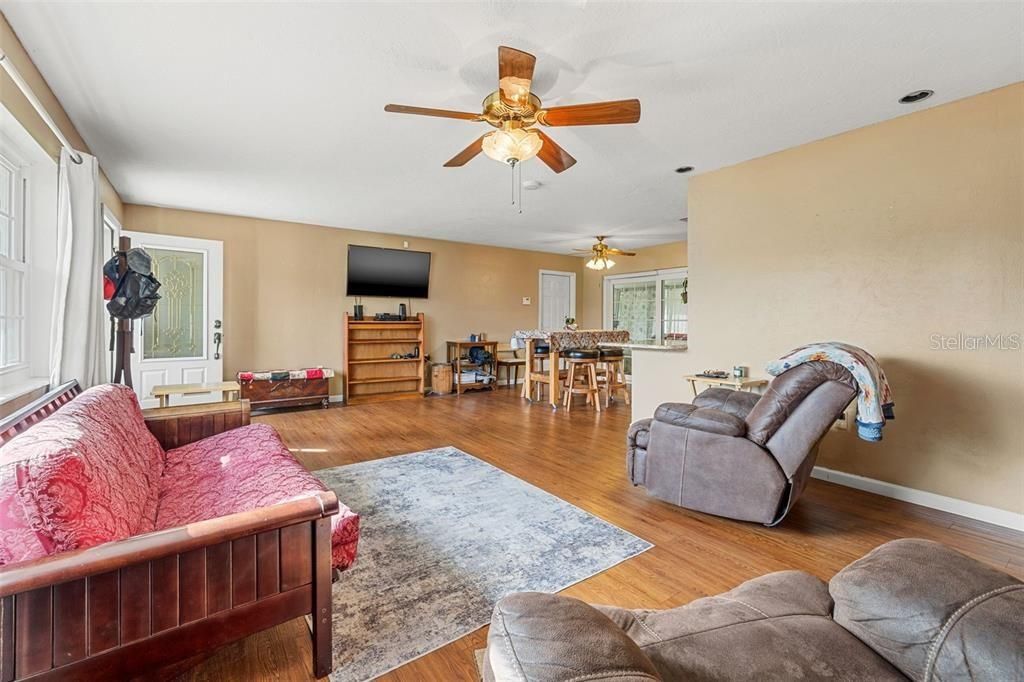 For Sale: $359,900 (2 beds, 2 baths, 1075 Square Feet)