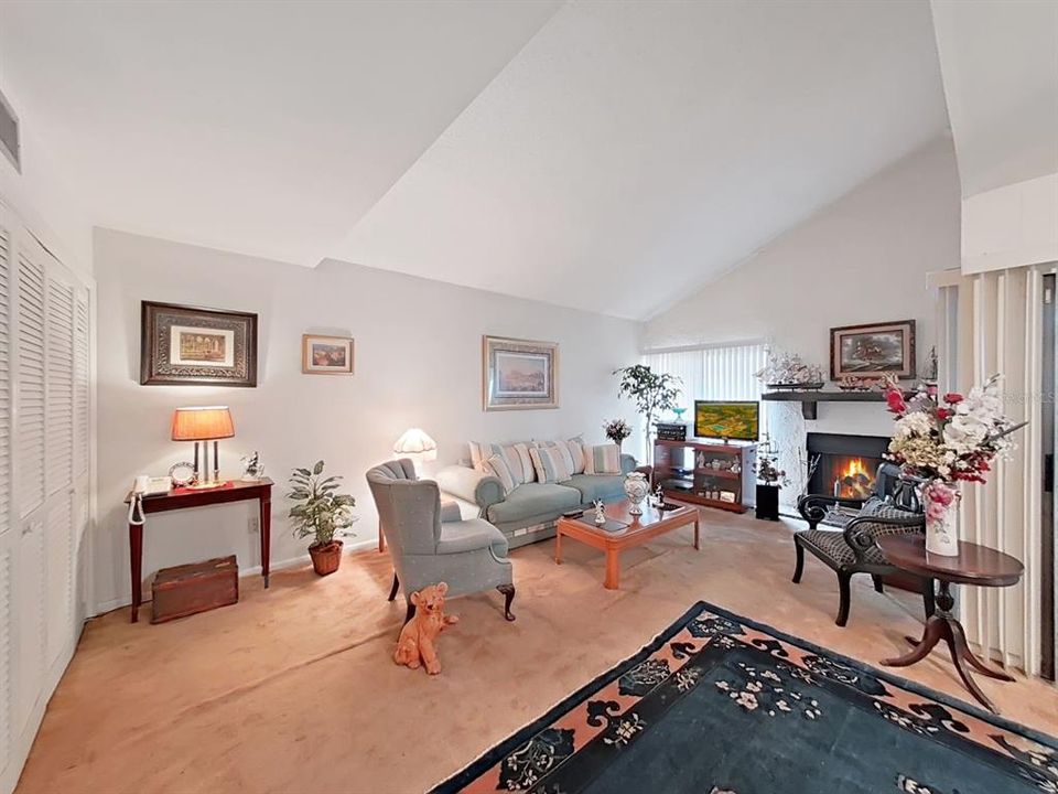 For Sale: $215,000 (2 beds, 2 baths, 1237 Square Feet)