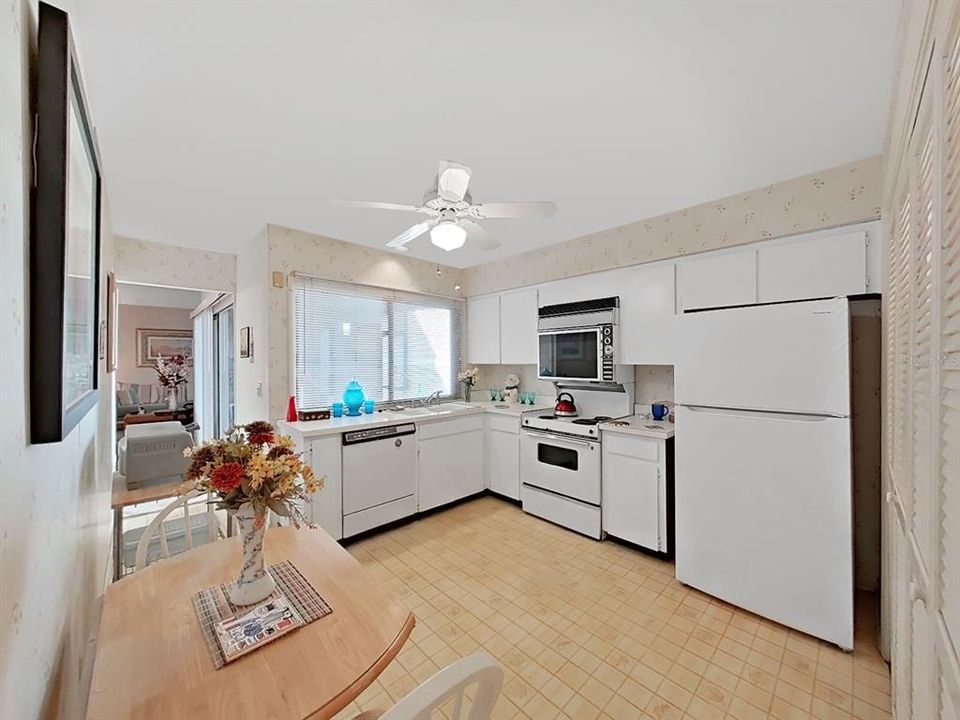 For Sale: $215,000 (2 beds, 2 baths, 1237 Square Feet)