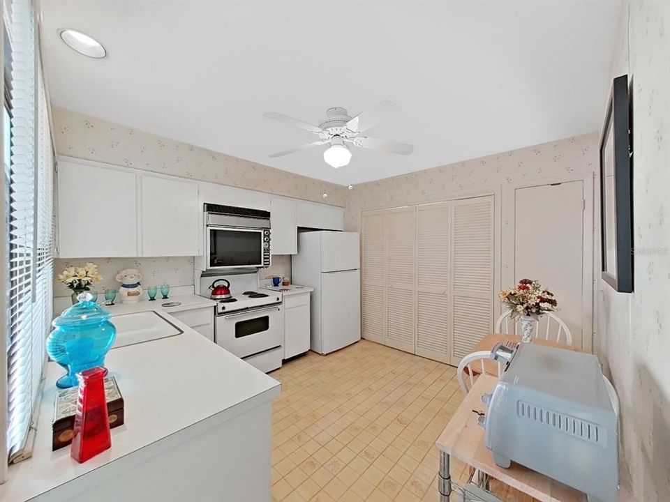 For Sale: $215,000 (2 beds, 2 baths, 1237 Square Feet)