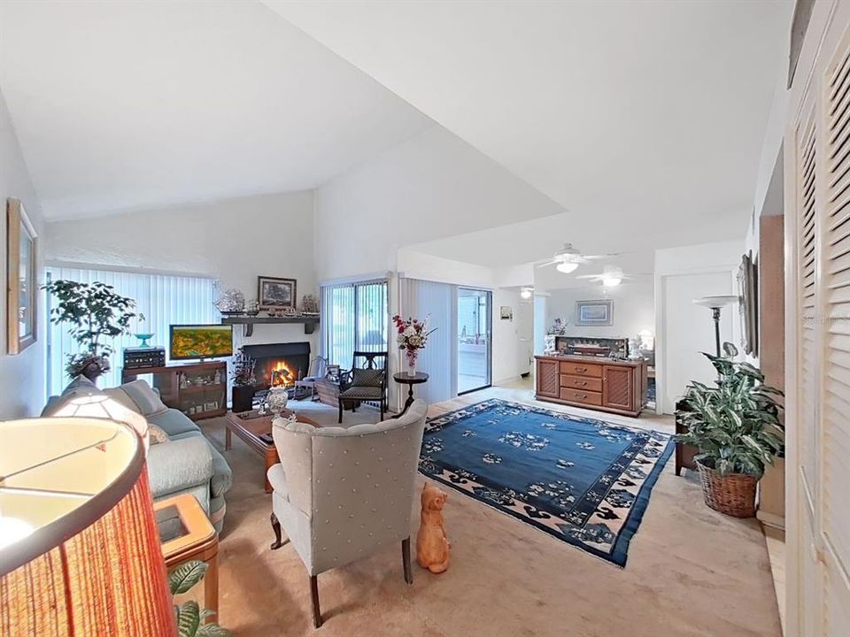 For Sale: $215,000 (2 beds, 2 baths, 1237 Square Feet)