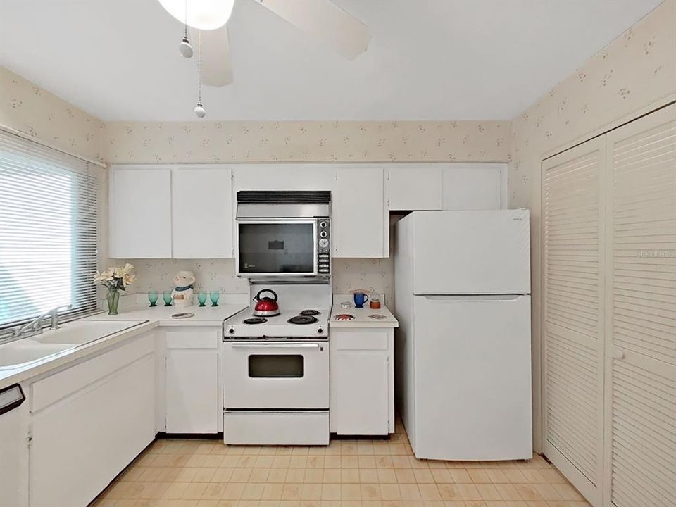 For Sale: $215,000 (2 beds, 2 baths, 1237 Square Feet)