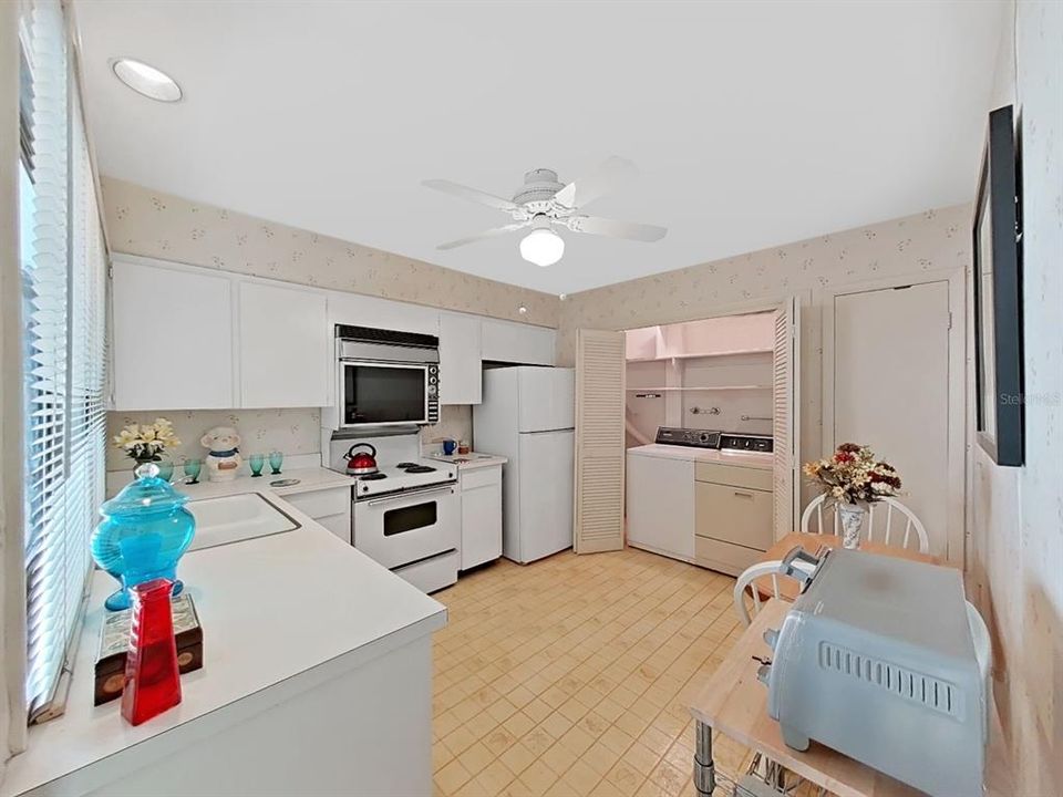 For Sale: $215,000 (2 beds, 2 baths, 1237 Square Feet)