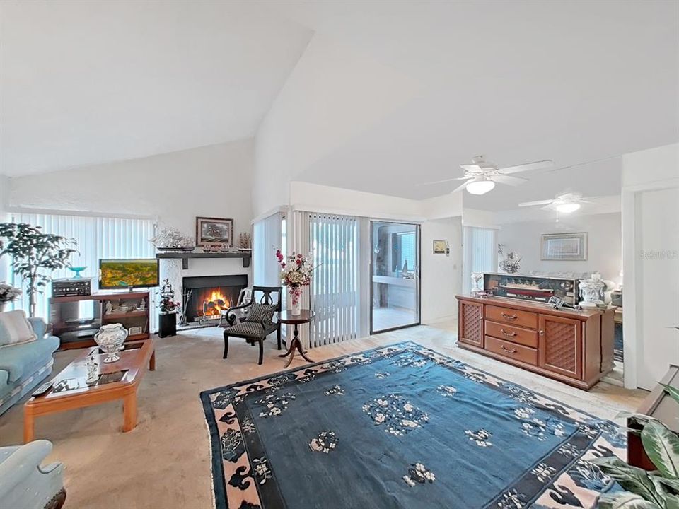 For Sale: $215,000 (2 beds, 2 baths, 1237 Square Feet)