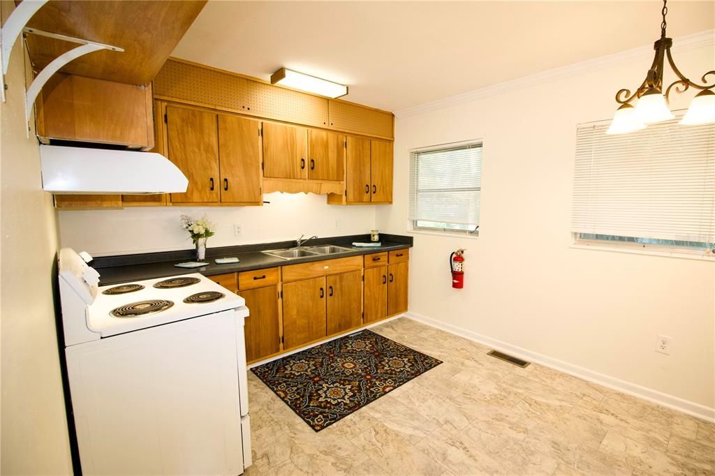 待售: $199,900 (2 贝兹, 1 浴室, 858 平方英尺)