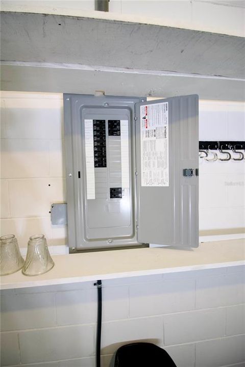 待售: $199,900 (2 贝兹, 1 浴室, 858 平方英尺)