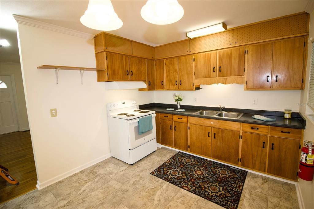 待售: $199,900 (2 贝兹, 1 浴室, 858 平方英尺)