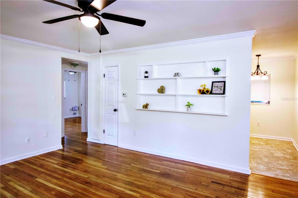 待售: $199,900 (2 贝兹, 1 浴室, 858 平方英尺)