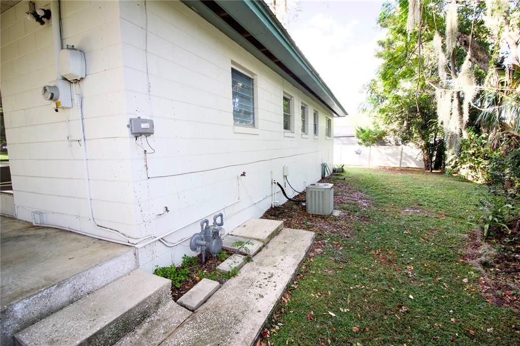 待售: $199,900 (2 贝兹, 1 浴室, 858 平方英尺)