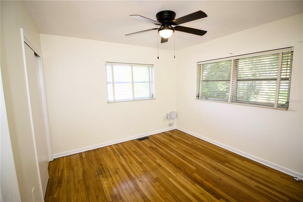 待售: $199,900 (2 贝兹, 1 浴室, 858 平方英尺)