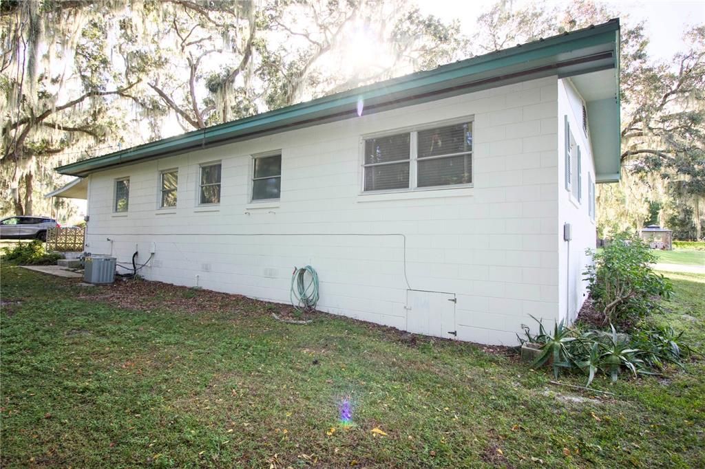 待售: $199,900 (2 贝兹, 1 浴室, 858 平方英尺)