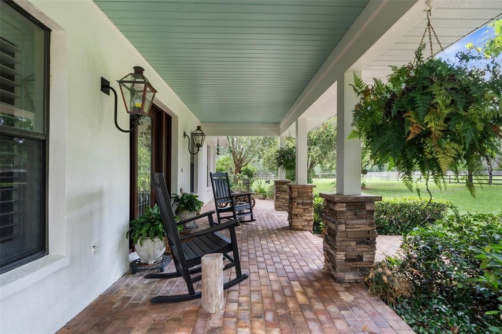 For Sale: $1,600,000 (5 beds, 4 baths, 3700 Square Feet)