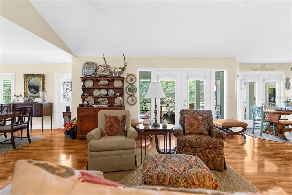 For Sale: $1,600,000 (5 beds, 4 baths, 3700 Square Feet)