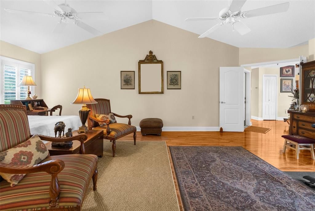 For Sale: $1,600,000 (5 beds, 4 baths, 3700 Square Feet)