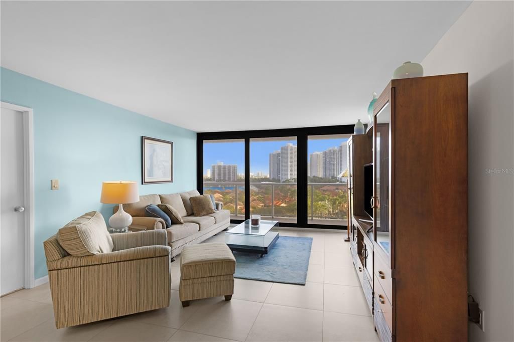 待售: $349,000 (2 贝兹, 2 浴室, 1068 平方英尺)