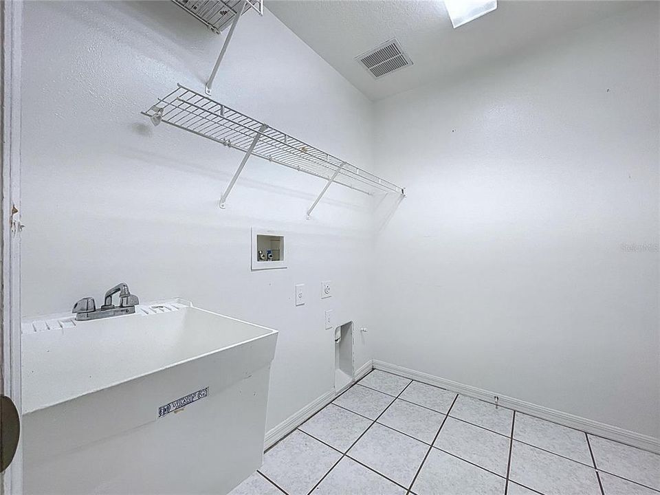 For Sale: $399,900 (4 beds, 3 baths, 1969 Square Feet)