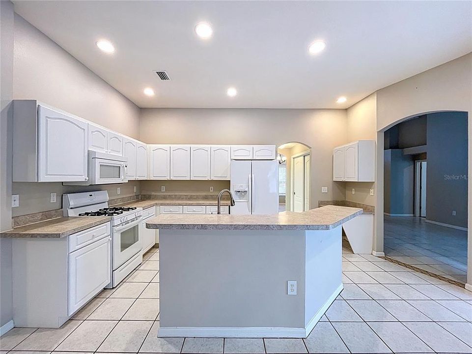 For Sale: $399,900 (4 beds, 3 baths, 1969 Square Feet)