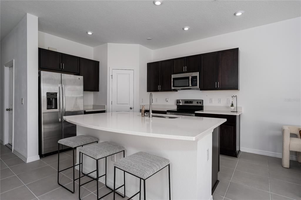 For Rent: $2,300 (3 beds, 2 baths, 1407 Square Feet)