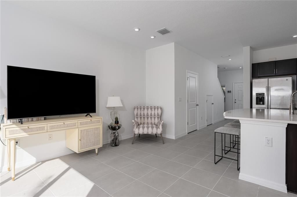 For Rent: $2,300 (3 beds, 2 baths, 1407 Square Feet)