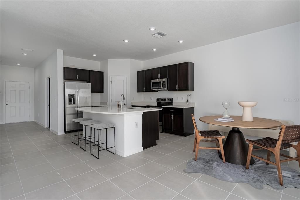 For Rent: $2,300 (3 beds, 2 baths, 1407 Square Feet)