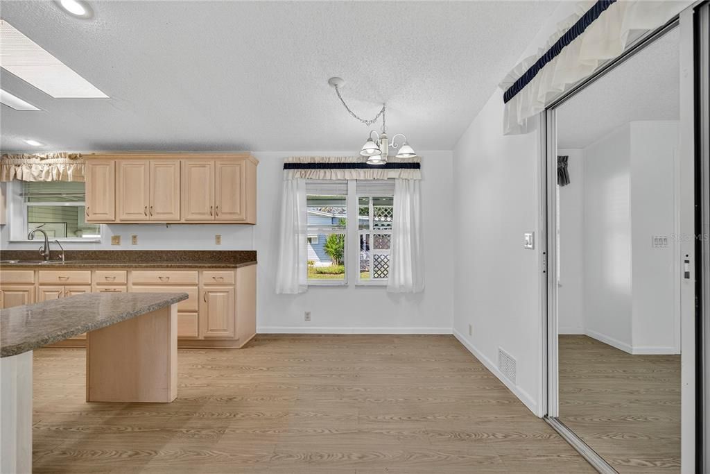 待售: $175,000 (2 贝兹, 2 浴室, 1512 平方英尺)