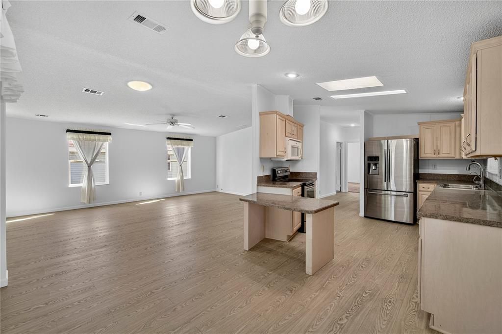 待售: $175,000 (2 贝兹, 2 浴室, 1512 平方英尺)