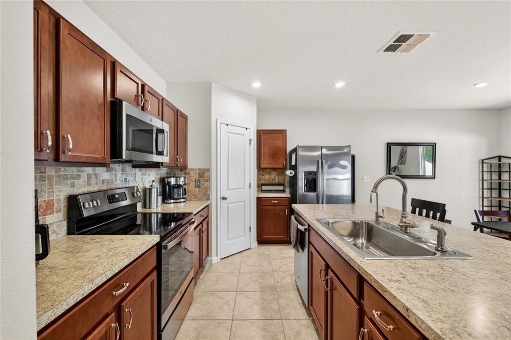 For Sale: $325,000 (4 beds, 2 baths, 1708 Square Feet)