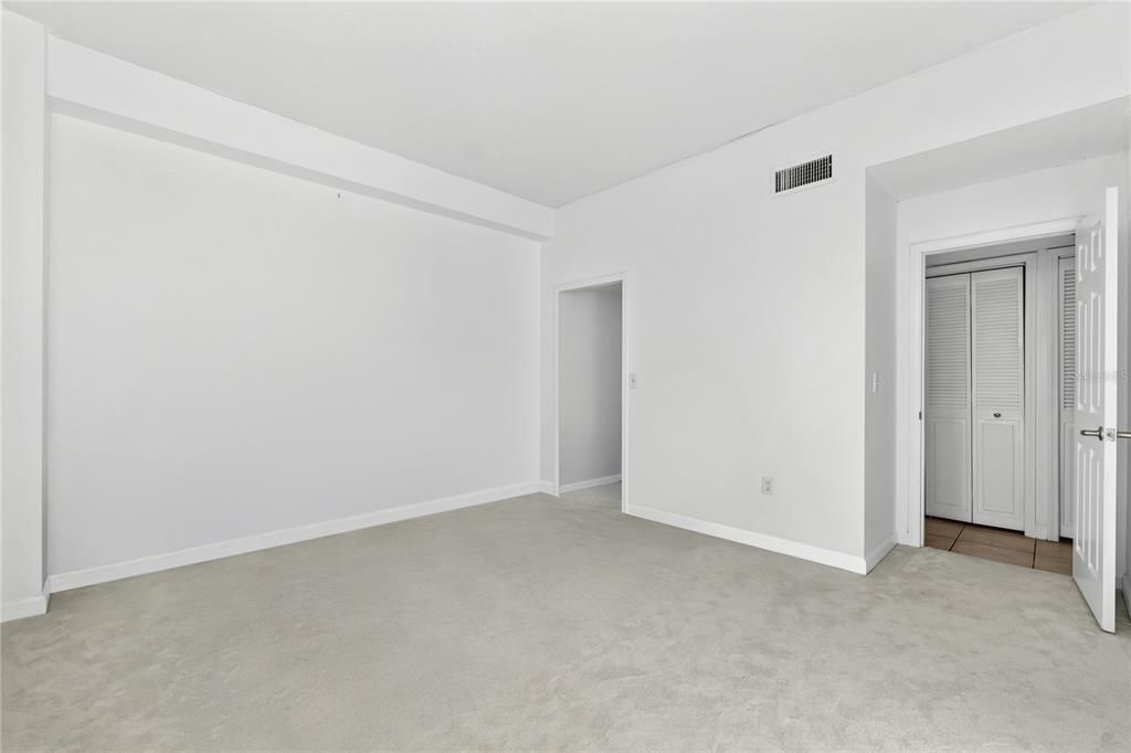 待售: $140,000 (1 贝兹, 1 浴室, 714 平方英尺)