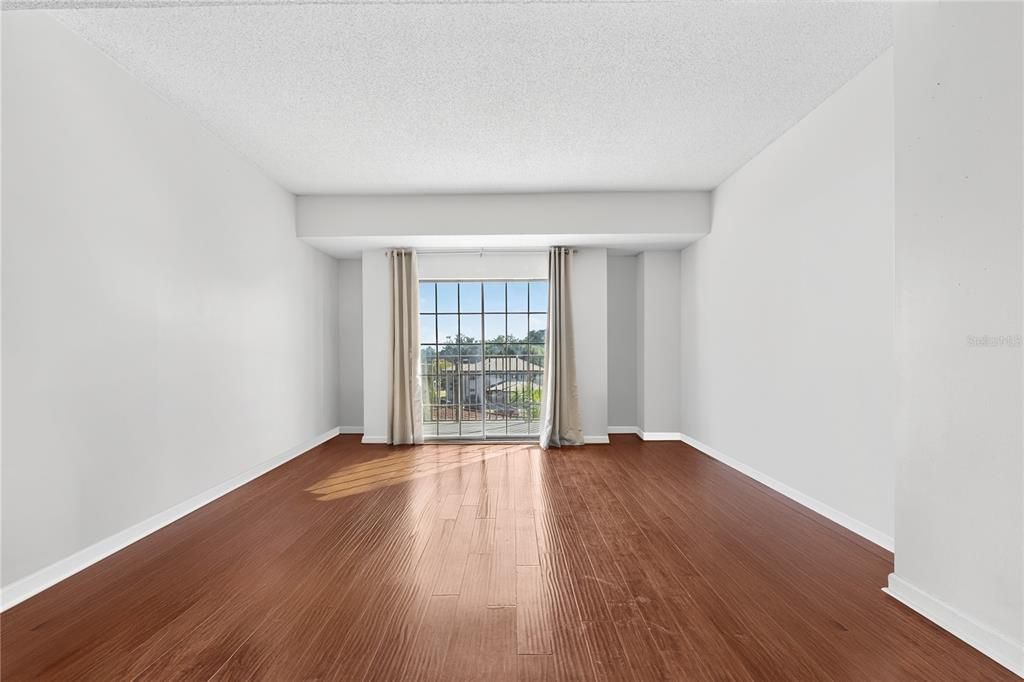 待售: $140,000 (1 贝兹, 1 浴室, 714 平方英尺)