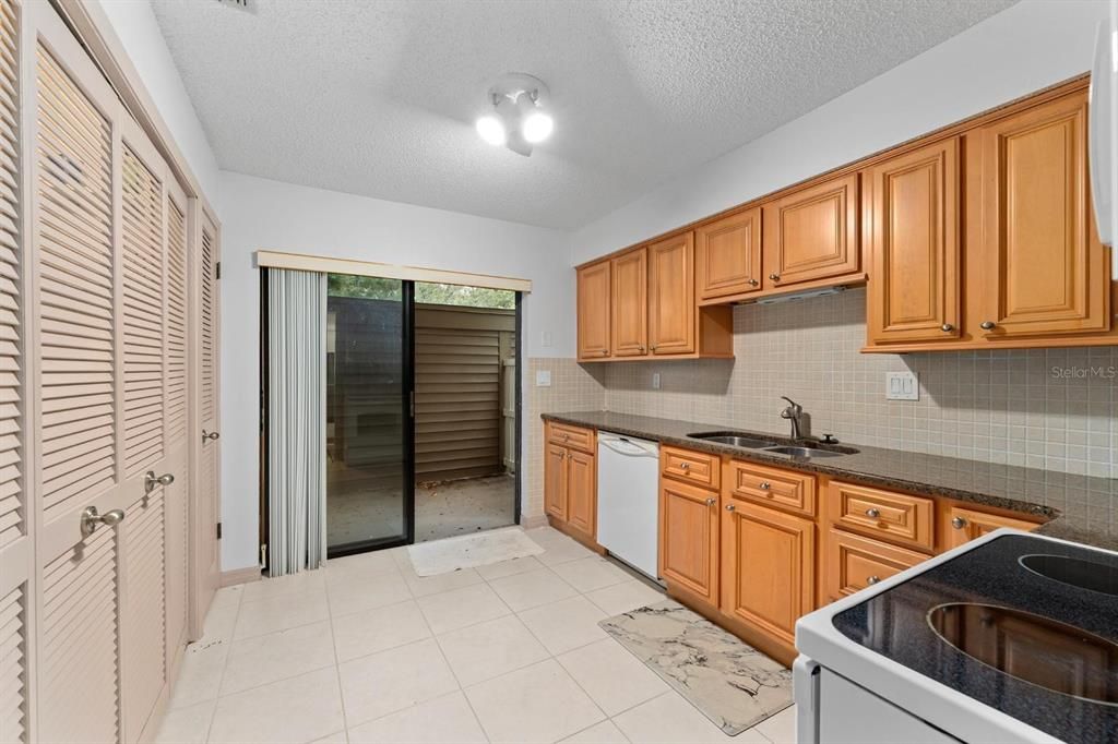 Под контрактом: $162,900 (2 спален, 2 ванн, 1144 Квадратных фут)