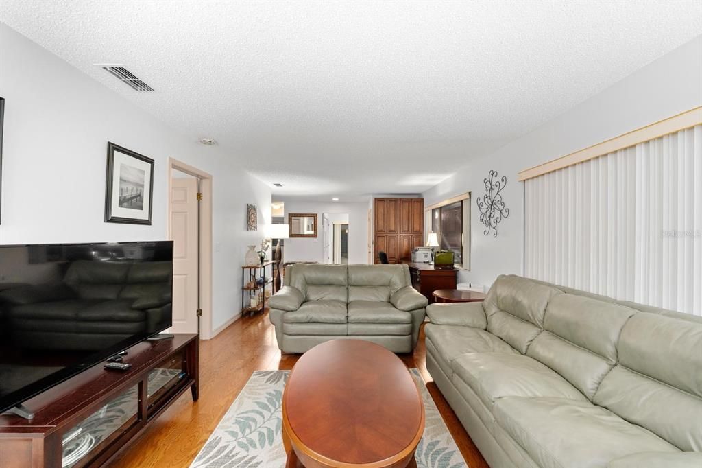 Под контрактом: $162,900 (2 спален, 2 ванн, 1144 Квадратных фут)