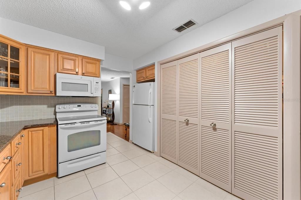 Под контрактом: $162,900 (2 спален, 2 ванн, 1144 Квадратных фут)