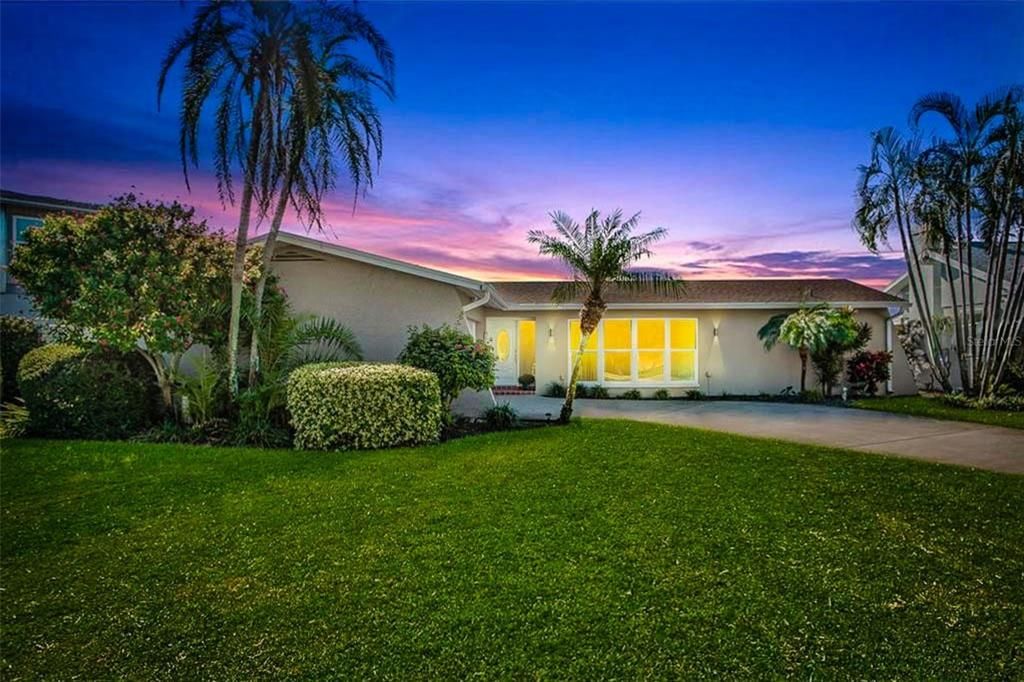 For Sale: $1,300,000 (3 beds, 2 baths, 2165 Square Feet)