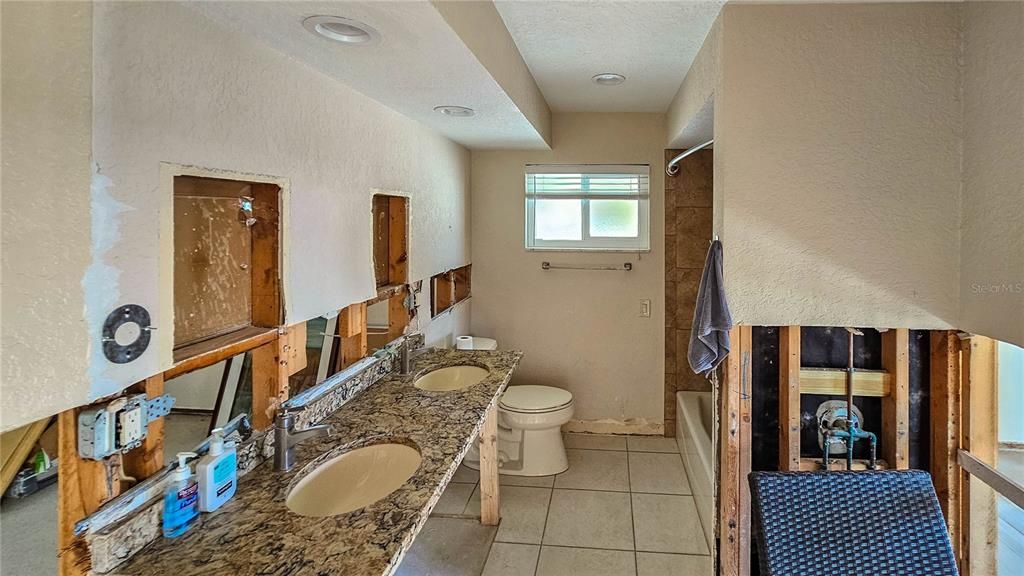 For Sale: $1,300,000 (3 beds, 2 baths, 2165 Square Feet)