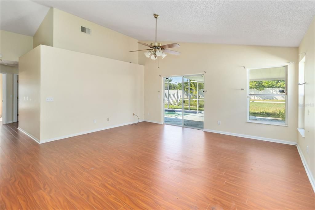 Active With Contract: $400,000 (4 beds, 2 baths, 1910 Square Feet)